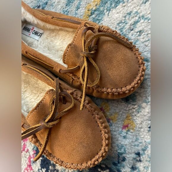 Minnetonka Moccasins/Slippers Tan Suede 10 - Picture 3 of 8
